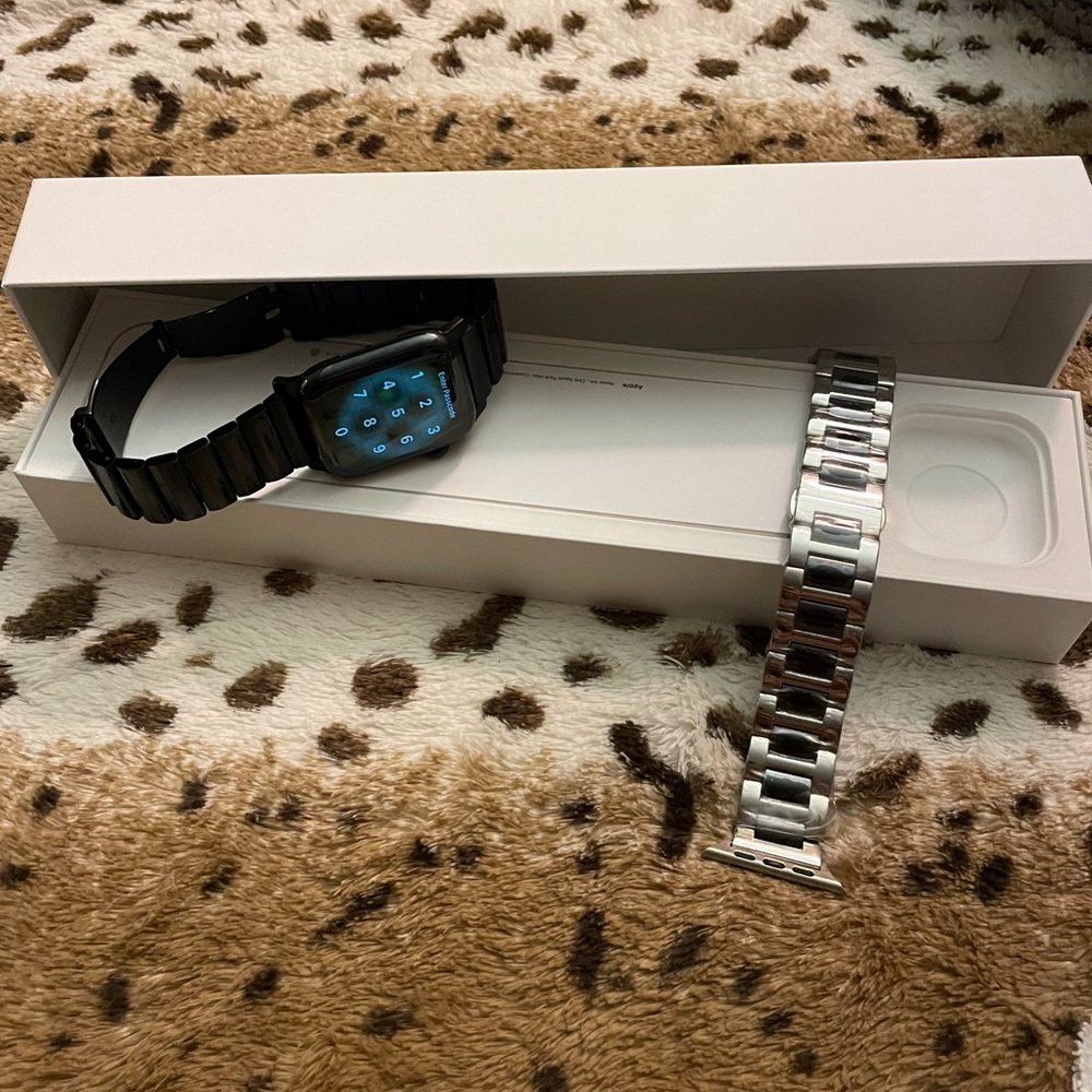 Apple Watch Series 5 44mm Space Black Stainless / Cellular data